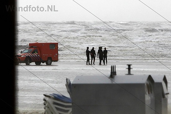 Reddingsbrigade helpt kitesurfer, IJmuiden aan Zee