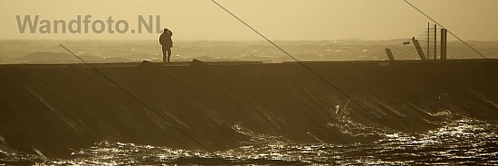 Wandelaars op de pier tijdens windkracht 7, Zuidpier, IJmuiden