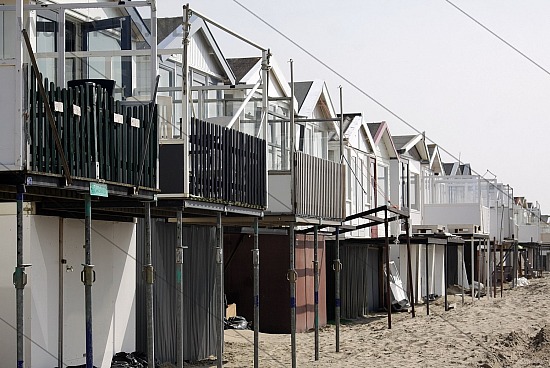Opbouwen strandhuisjes, IJmuiden aan Zee