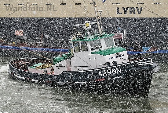 Sleepboot Aäron in de sneeuw Loggerkade, Haringhaven, IJmuiden