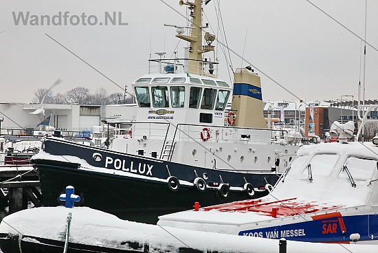 Sleepboot Pollux in de sneeuw, Vissershaven, IJmuiden