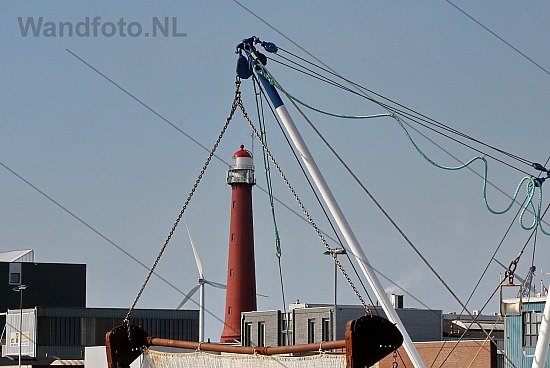 Grote vuurtoren met op de voorgrond de viskotter YM-31, IJmuiden