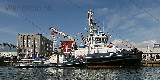 Doop van de sleepboot Triton van Iskes, Loggerkade, IJmuiden