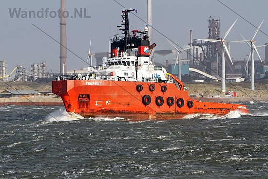Sleepboot Tempest van ITC onderweg naar zee, IJmuiden
