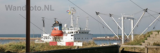 Vrachtschip passeert het semafoor, IJmuiden