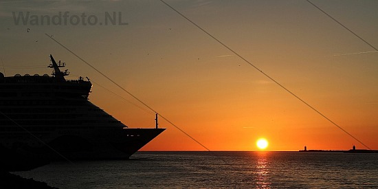 Cruiseschip AIDAluna vertrekt tijdens zonsondergang, IJmuiden