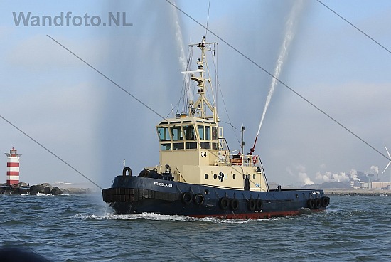 Erewater van sleepboot Friesland voor KNRM-reddingboot NH1816