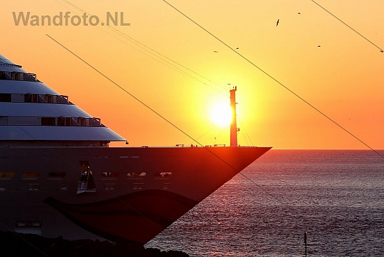 Cruiseschip AIDAstella vertrekt naar zee, IJmuiden
