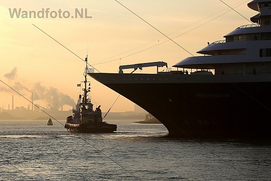 Eerste aankomst HAL cruiseschip Prinsendam, IJmuiden