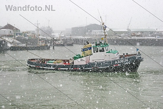 Sleepboot Aäron in de sneeuw, Haringhaven, IJmuiden