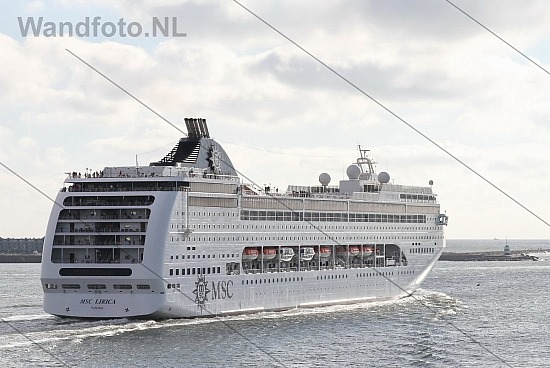 Cruiseschip MSC Lyrica, Buitenhaven, IJmuiden