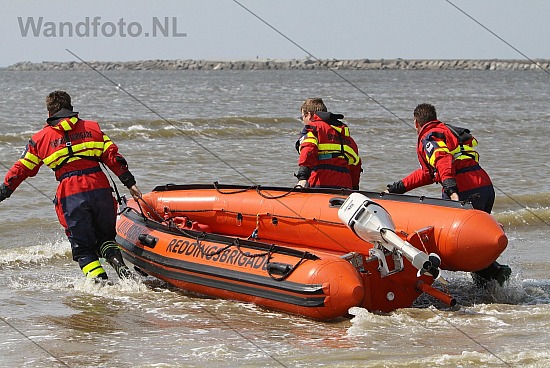 IJRB redt twee Duitse surfers uit zee IJmuiden, IJmuiden aan Zee