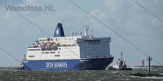 Cruiseferry komt laat binnen door storm, Buitenhaven, IJmuiden