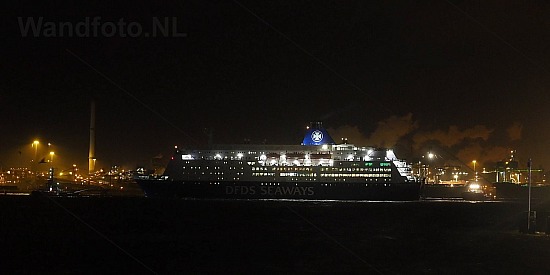 Cruiseferry King Seaways vertrekt uit IJmuiden met hulp van de T