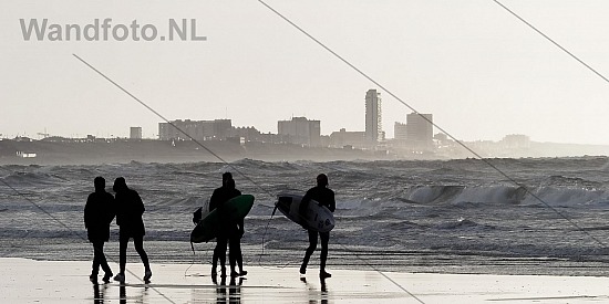 Kitesurfers op het strand, IJmuiden aan Zee