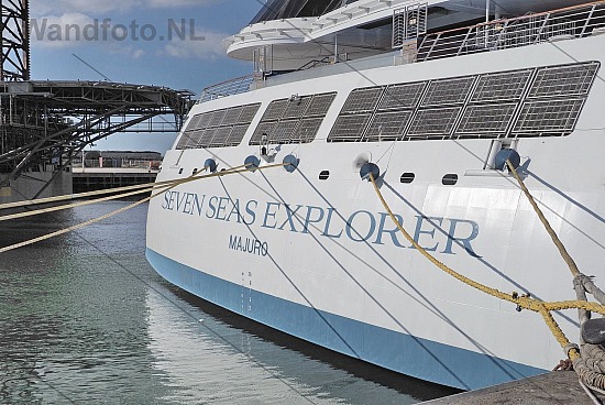 Cruiseschip Seven Seas Explorer, Felison Cruise Terminal, IJmuid