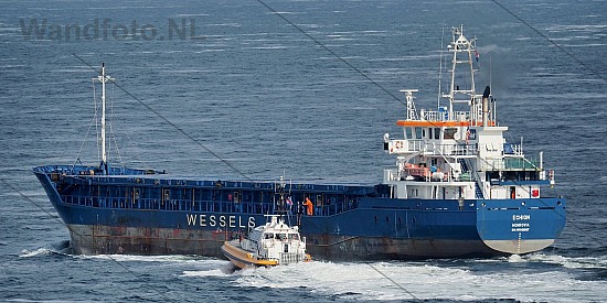 Loodstender Endeavour haalt loods van schip, Noordzee, IJmuiden