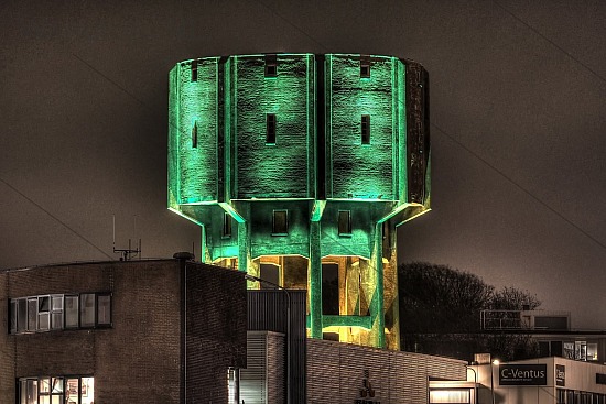 Watertoren verlicht tijdens de week van de Industriecultuur