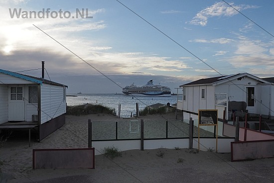 Vertrek cruiseschip Marella Explorer, Buitenhaven, IJmuiden