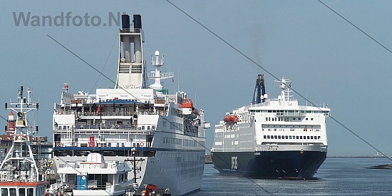 Cruiseschip Astor en Cruiseferry King Seaways, IJmuiden