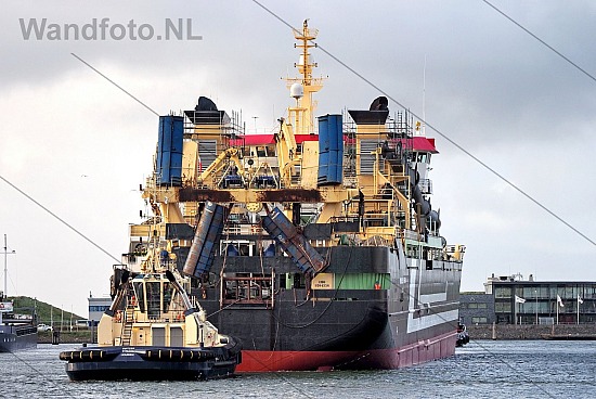 Hektrawler GDY-151 met sleepboot SvitzerTtyphoon, IJmuiden