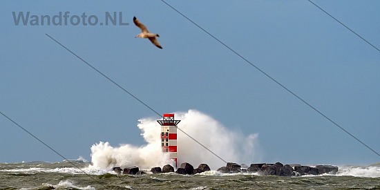Windkracht 8 uit het westen, Noordpier, IJmuiden (FotoKvL/11-02-
