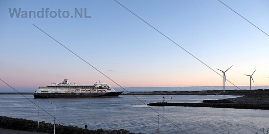 Cruiseschip Zaandam komt bevoorraden, IJmuiden