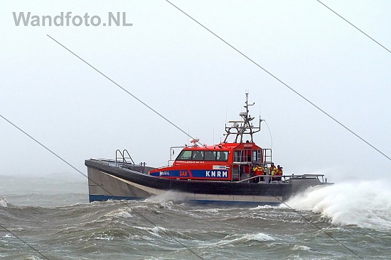 Inslingeren reddingboot Nh1816, Buitenhaven, IJmuiden