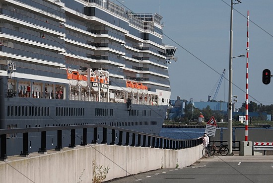 Cruiseschip Queen Victoria, Noordersluis, IJmuiden (FotoKvL/16-0