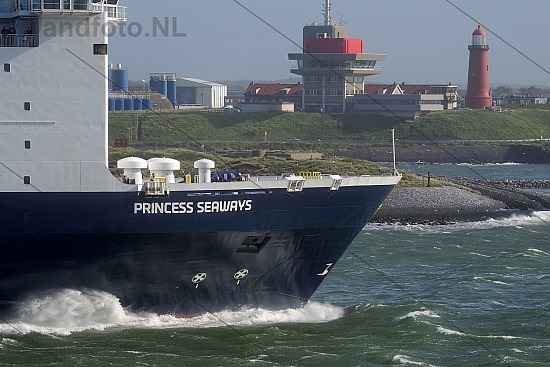 Cruiseferry Princess Seaways verlaat IJmuiden tijdens storm