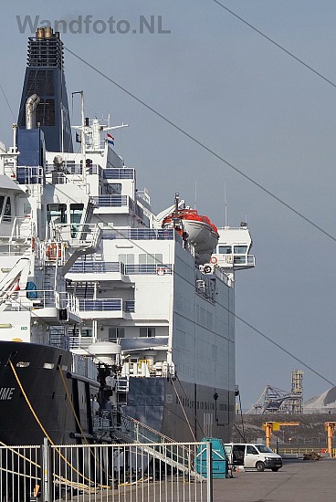 Cruiseferry Princess Seaways aan de kant ivm Corona, IJmuiden
