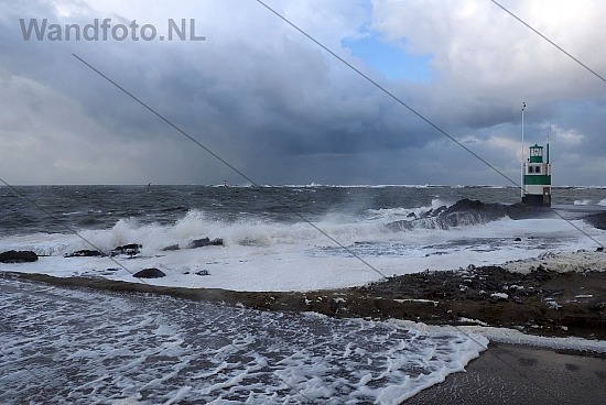 Algenschuim tijdens windkracht 8, Zuidpier, IJmuiden