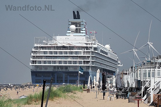 Cruiseschip Marella Explorer voor een service call, IJmuiden