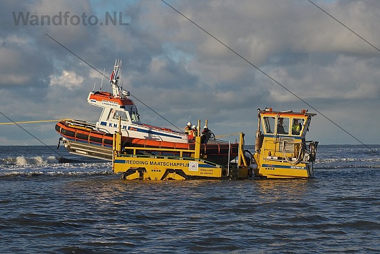 Viskotter IJM-22 vastgelopen, Strand, Zandvoort (FotoKvL/30-11-2