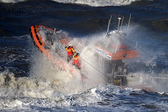 Reddingboot Paul Johannes assisteert vastgelopen sleepboot Oceaa