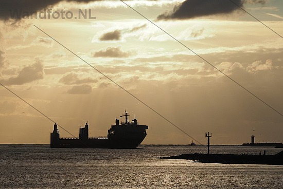 Afzinkbaar schip Super Servant 4, Buitenhaven, IJmuiden