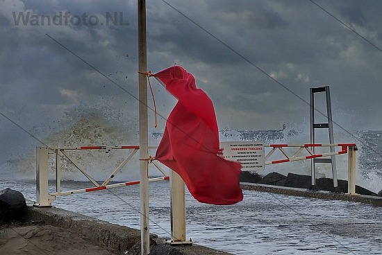 Rode vlag gehezen in verband met storm, Zuidpier, IJmuiden