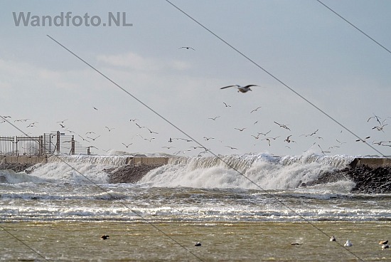 Water slaat over de pier, Zuidpier, IJmuiden