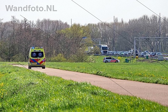 Ambulance met spoed, Wijkertunnel, Velsen-Zuid