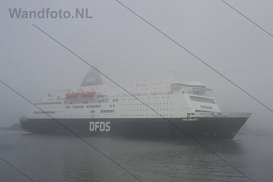 Aankomst cruiseferry King Seaways in de mist, Zuiderbuitenkanaal