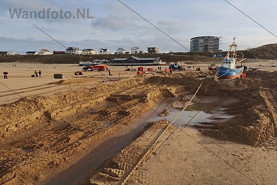 Viskotter IJM-22 vastgelopen, Strand, Zandvoort (FotoKvL/14-12-2