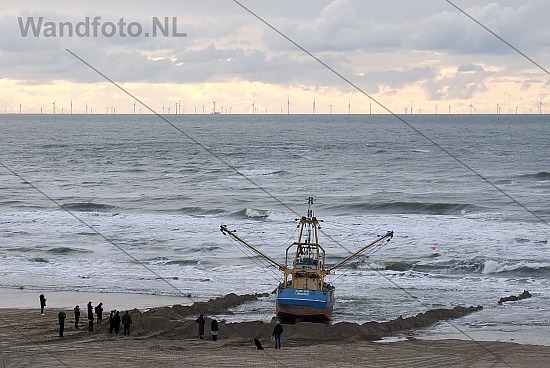 Viskotter IJM-22 vastgelopen, Strand, Zandvoort (FotoKvL/29-11-2