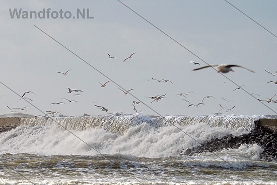 Water slaat over de pier, Zuidpier, IJmuiden