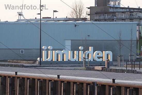 Punt-IJmuiden-letters in de avondzon, Viskade, IJmuiden