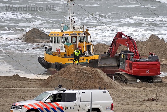 Sleepboot Oceaan-II vastgelopen, Strand, Zandvoort (FotoKvL/26-1