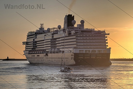 Cruiseschip Nieuw Statendam vertrekt na bevoorraden, IJmuiden