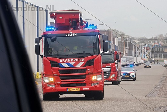 Brand in bestelbus in loods, Middenhavenstraat, IJmuiden