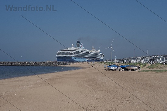 Cruiseschip Marella Explorer voor een service call, IJmuiden