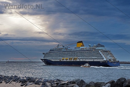 Vertrek cruiseschip Spirit of Discovery, Buitenhaven, IJmuiden