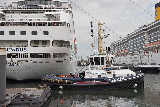 Sleepboot Telstar en cruiseschip Columbus, IJmuiden